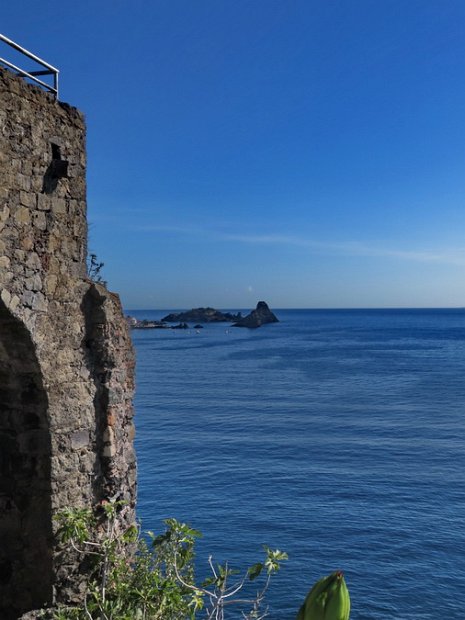 (73)  Aci Castello